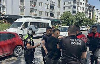 Yaya geçidinde kendisini uyaran yayayı dövdü