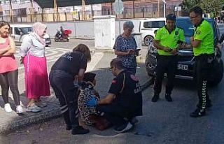 Yaya geçidinden geçmeye çalışan yayaya otomobil...