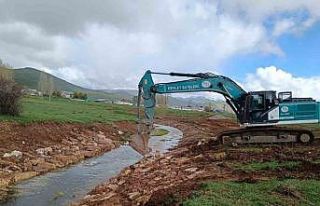 Yaylapınar’da taş tahkimat ve dere yatağı tanzim...