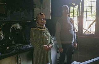 Yıldırım isabet eden ev küle döndü, dumandan...