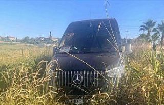 Yola fırlayan köpeğe çarpmamak için direksiyonu...