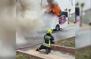Yolcu otobüsü alev alev aldı, yolcular son anda...