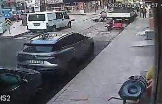 Yolda dengesini kaybedip düşen yaşlı adama motosiklet...