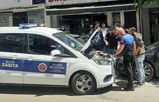 Yolda kalan aracın imdadına zabıta yetişti