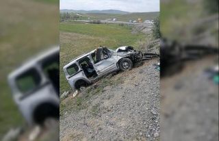 Yoldan çıkan hafif ticari araç şarampole uçtu:1...