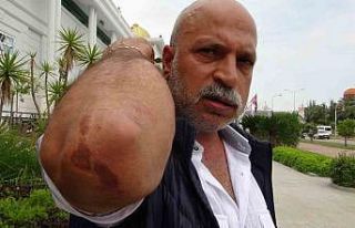 Yolun karşısına geçmek için beklerken 3 kişi...