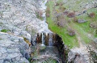Yozgat’ta bahar güzelliği: Evci köyü şelalesinde...