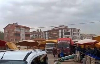 Yozgat’ta fırtına pazar yerini uçurdu