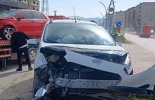 Yüksekova’da otomobille hafif ticari araç çarpıştı:...