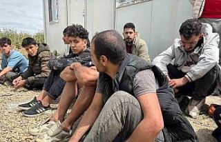 Yunanistan güvenlik güçleri aralarından çocukların...