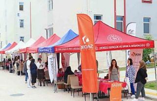 Yurtlarda kalan kız öğrenciler kariyer fuarında...