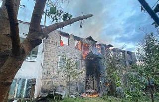 Yusufeli’nde iki katlı ahşap evde çıkan yangın...