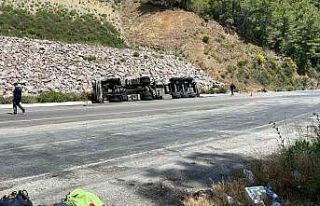 Zift yüklü tankeri taşıyan tır devrildi: 1 kişi...