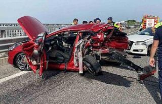 Zincirleme kazada otomobil kağıt gibi ezildi: 5...