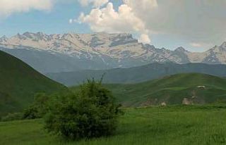 Zirvesi karla kaplı Cilo Dağları hayran bırakıyor