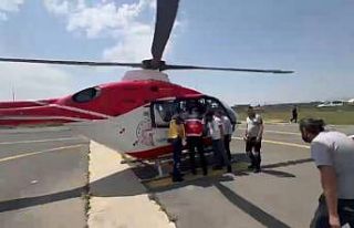 17 yaşındaki hasta helikopter ambulansla Ağrı’ya...