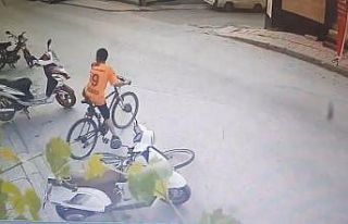 2 bisikletin 40 saniyede çalındığı anlar güvenlik...