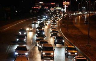 43 ilin geçiş güzergahında gece yarısı trafik...