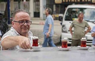 50 metre uzaklıktaki çay ocağından aldığı çayları...