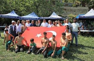 6 asırlık gelenek yaşatıldı: Düğün ve güreş...