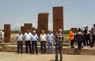 Açık hava müzesi Ahlat’ta Kurban Bayramı yoğunluğu...