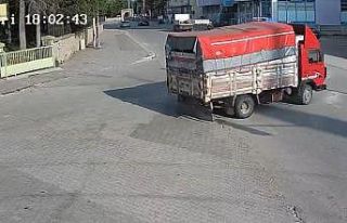 Açık kamyonet kasası kapağı yüzünden 15 yaşındaki...