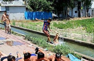 Adanalı çocukların yaz tatili: Kanaletlerde yüzüyor,...