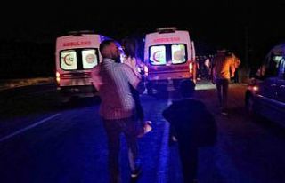 Adilcevaz’da hafif ticari araç, traktöre çarptı:...