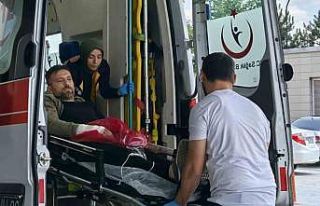 Ağaç keserken motorlu testere ile elini kesti