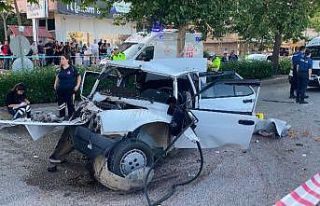 Ağaca çarpan Tofaş hurdaya döndü: 1 ölü, 4...