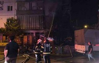 Ağaçta çıkan yangın binaya sıçradı