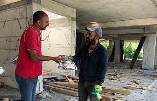 Ağrı’da Kızılay gönüllüleri babaların yüzünü...