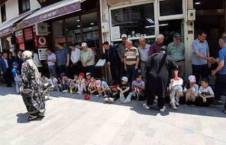 Ahilik geleneğine katılan minikler ellerini semaya...