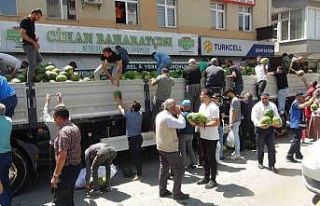 Ahlatlı çiftçi 30 ton karpuz dağıttı
