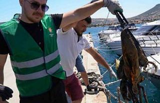 AK Parti İzmir’den Dünya Çevre Günü’nde denizde...