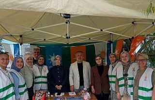 AK Parti üyelik standı Gölpark’ta vatandaşlardan...