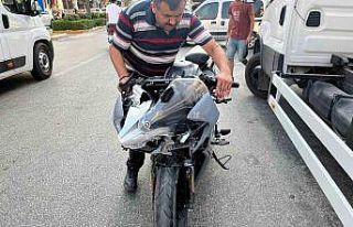 Alanya’da motosiklet ile kamyonet çarpıştı:...