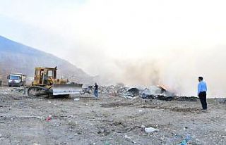 Alaşehir’de çöplük yangını: 1 itfaiye eri...