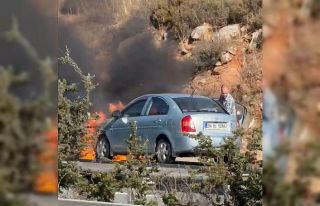 Alev alan otomobili için otobanda böyle çırpındı