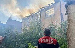 Alevlere teslim olan ev küle döndü