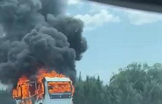 Alevlere teslim olan yolcu minibüsü küle döndü