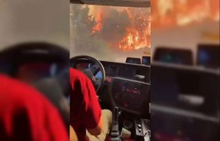 Alevlerin arasında kalan orman ekibi son anda kurtuldu