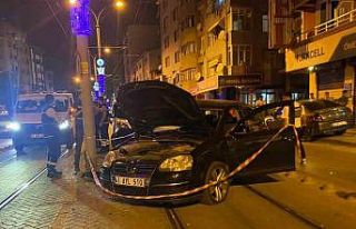 Alkollü sürücü tramvay yoluna daldı: 2 yaralı