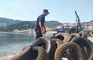 Amasra’da dalgıçlar limandaki çöpleri temizledi