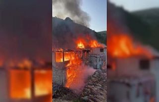 Amasya’da 4 ahşap ev yandı