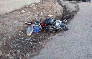 Amasya’da feci kaza: Otomobilin çarptığı motosikletteki...