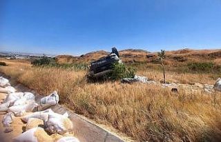 Amasya’da lastiği patlayan kepek yüklü kamyonet...