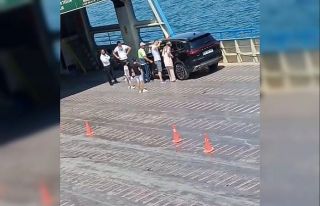 Anahtar aracın içerisinde kalınca, çocuğa bir...