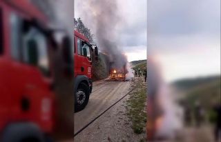 Aniden alev alan belediye otobüsü küle döndü