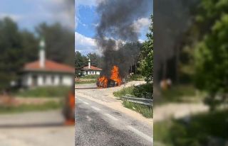 Aniden alev alan otomobil küle döndü